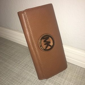 EUC - Nearly new leather MK wallet! 💰 💵 💰
